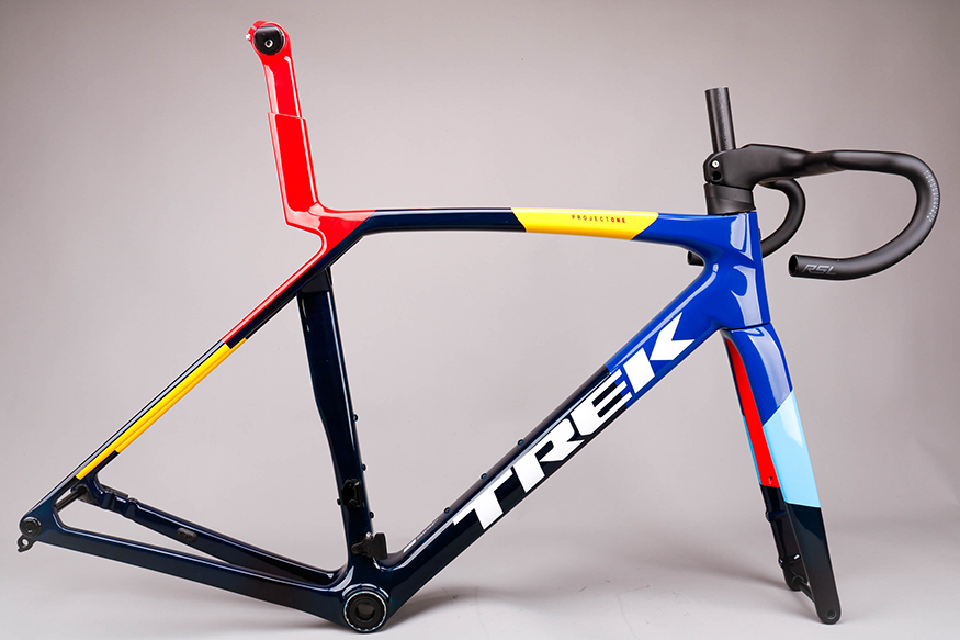 Vehicle traveling data recorder